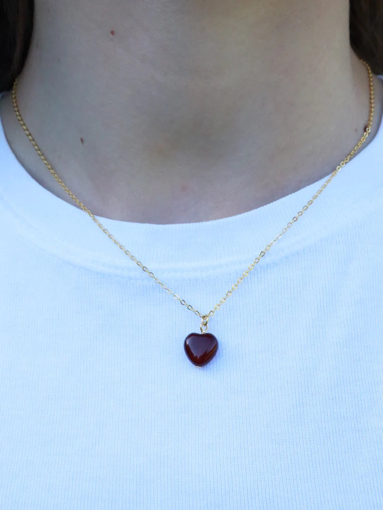 Kette silber vergoldet mit Herz aus roter Jade getragen am Hals einer Frau