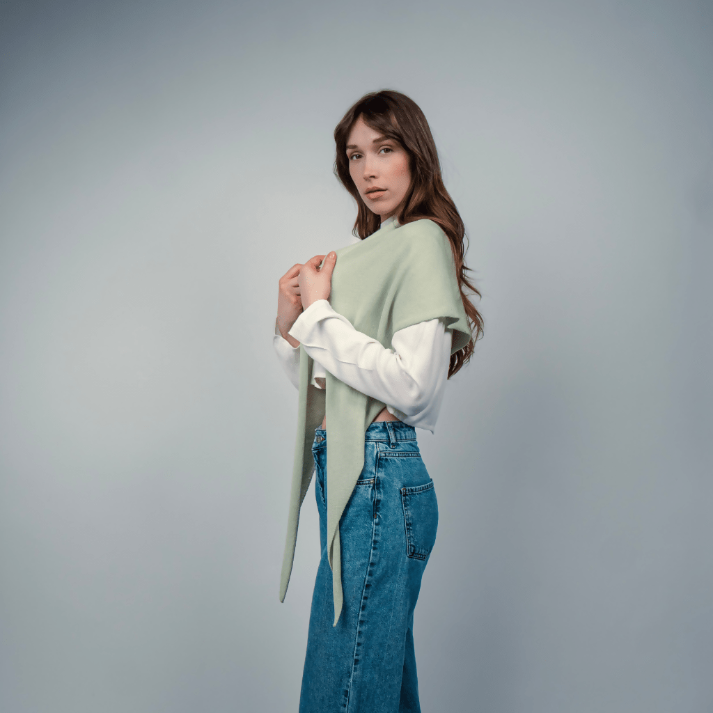 Dreieckstuch TRIANGLE LARGE Pale Green - handgefertigt in Berlin | Freiberg FREIBERG Knitwear Design- simply love it.