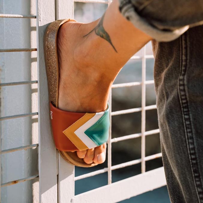 Mit PETA Vegan Award 2023 ausgezeichnete türkis-braune Sandalen; vegan mit Fußbett; Farben Ocean, Weiß, Senf, Terracotta; Marke Fünve; Modell Sunset; Mood am Zaun