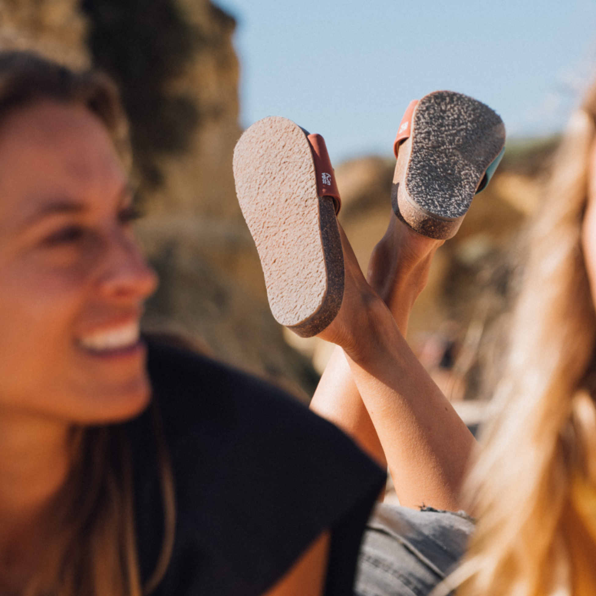Fünve Sandalen aus veganem Leder mit rutschfester Gummisohle und Fußbett_Gleiche Sohle bei Modell SUNSET