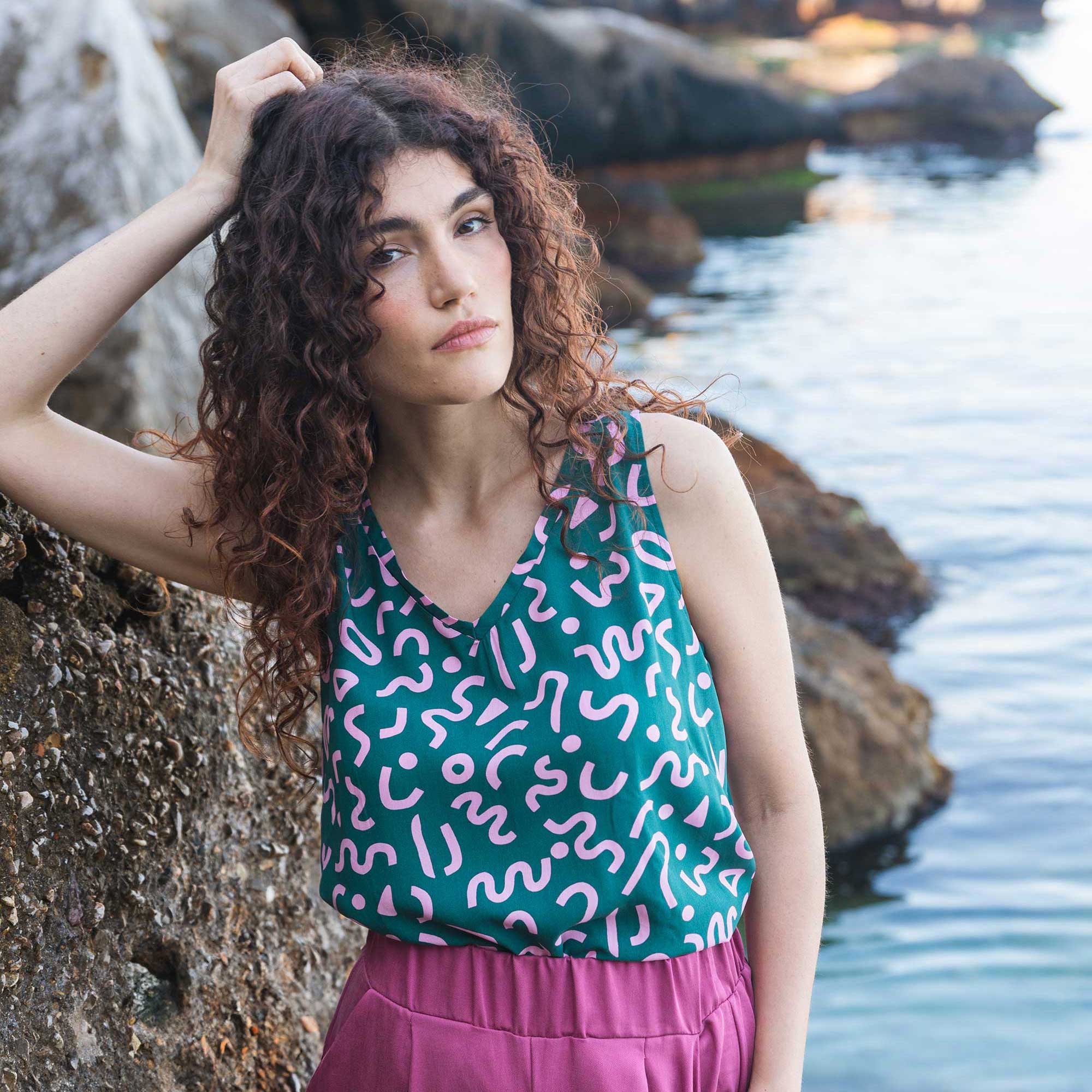 Bluse VAU forms mit grafischem Print aus ECOVERO®