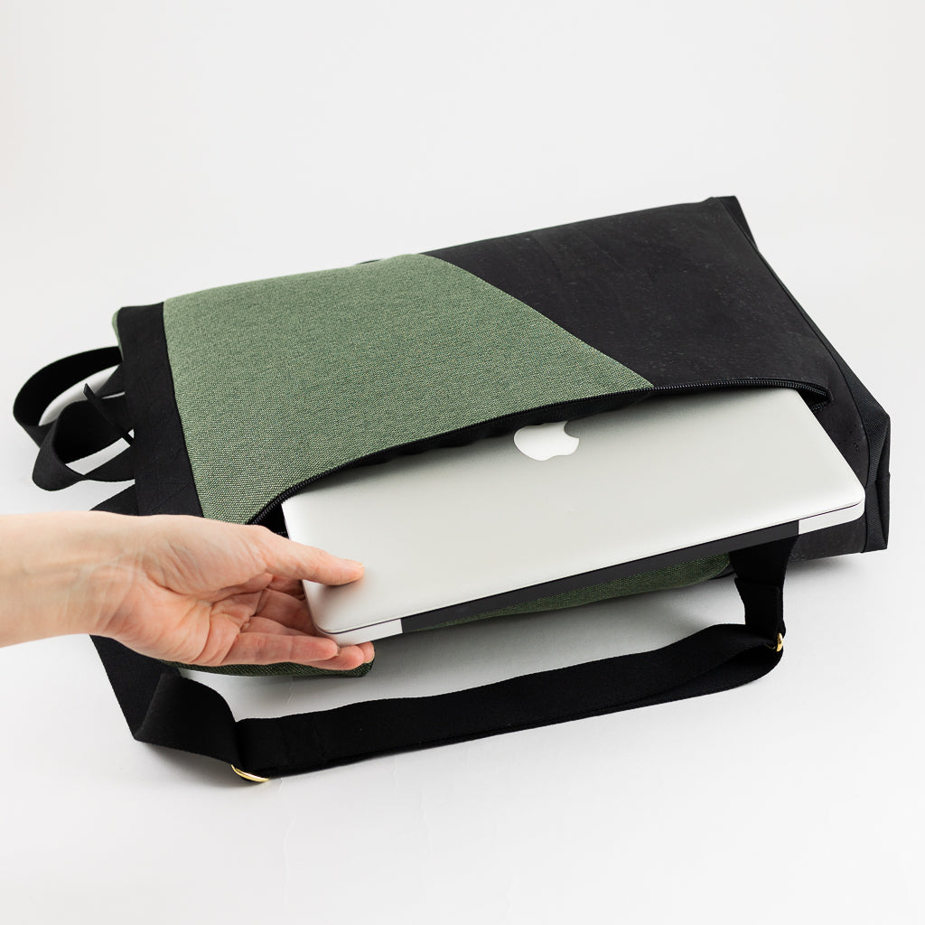 Großer Rolltop Rucksack Kork Schwarz Canvas Waldgrün mit Laptopfach - vegan und handgefertigt in Berlin | NOAS