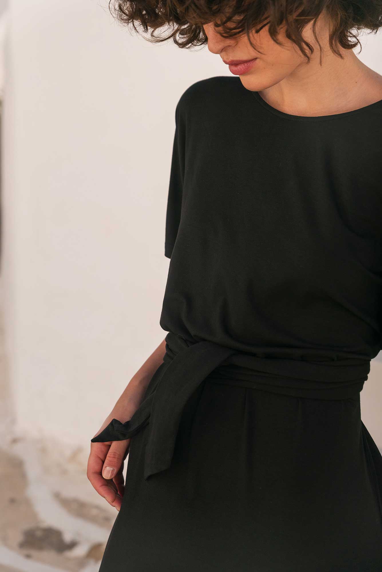 Schwarzes Wickelkleid ANNA aus ECOVERO® Jersey