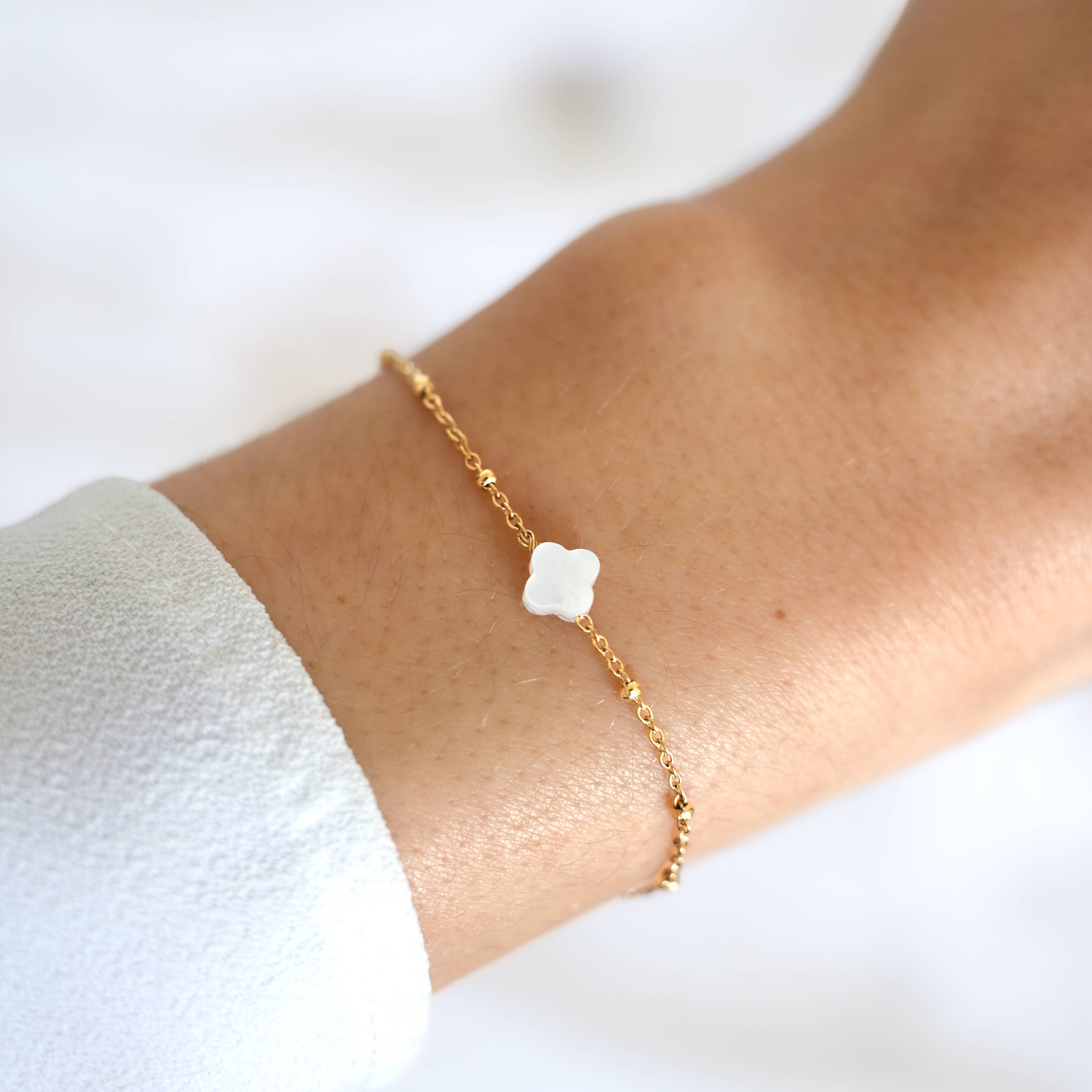 Weißes Kleeblatt-Armband aus Edelstahl | Victoire Collection