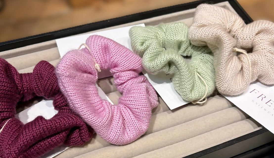Strick Scrunchie Pale Pink Merinowolle - handgefertigt in Berlin | Freiberg