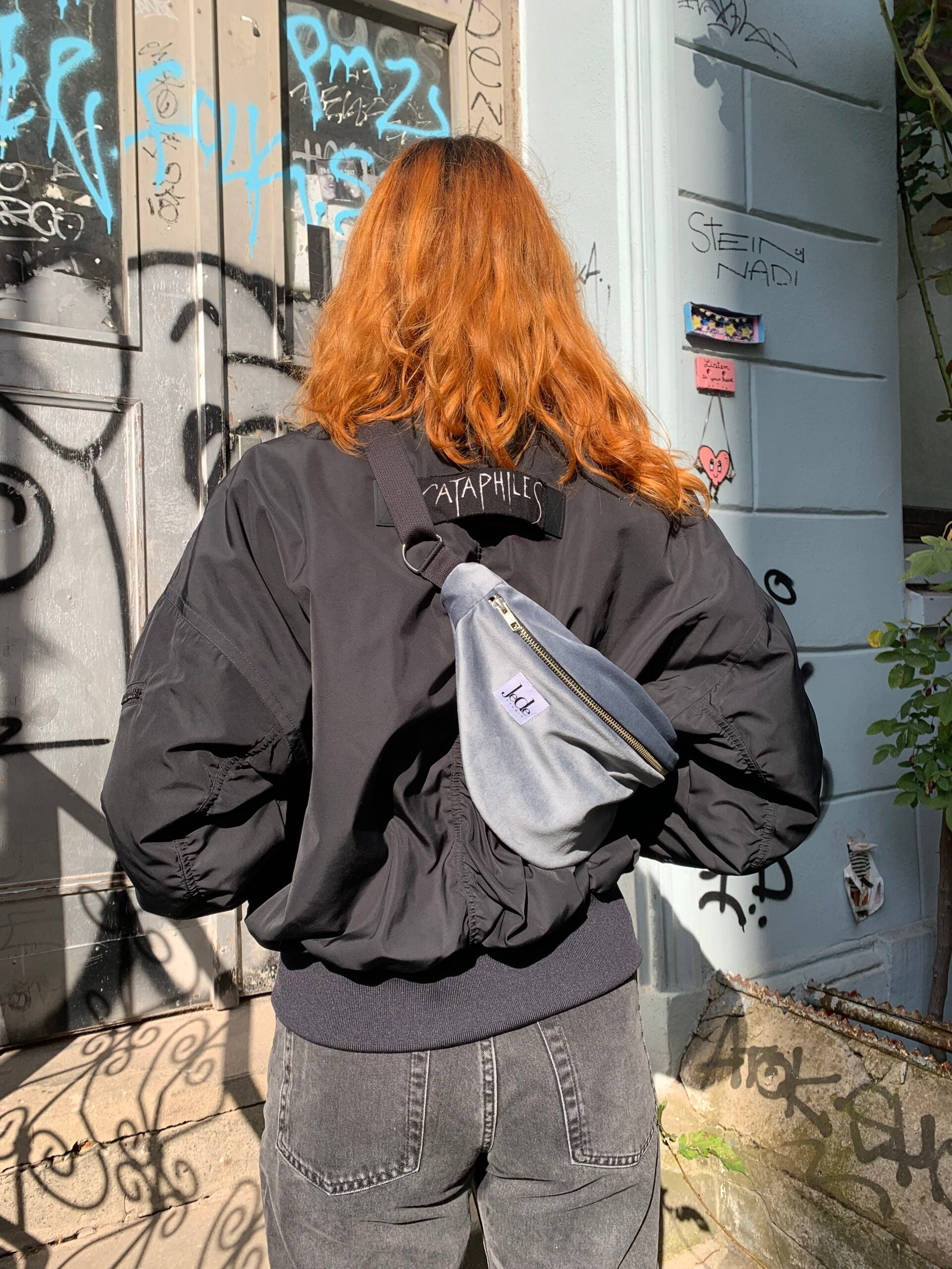 Bumbag XL aus Samt grau