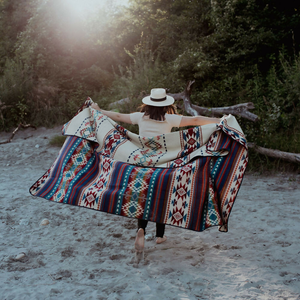 782A1017_Bunte-Kuscheldecke_Inka_Blau_Gering