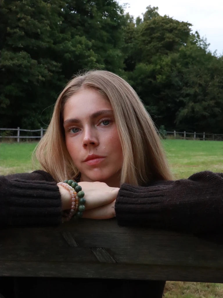 Chunky Armband aus grüner Jade von Soi kombiniert mit Armbändern aus Sonnenstein