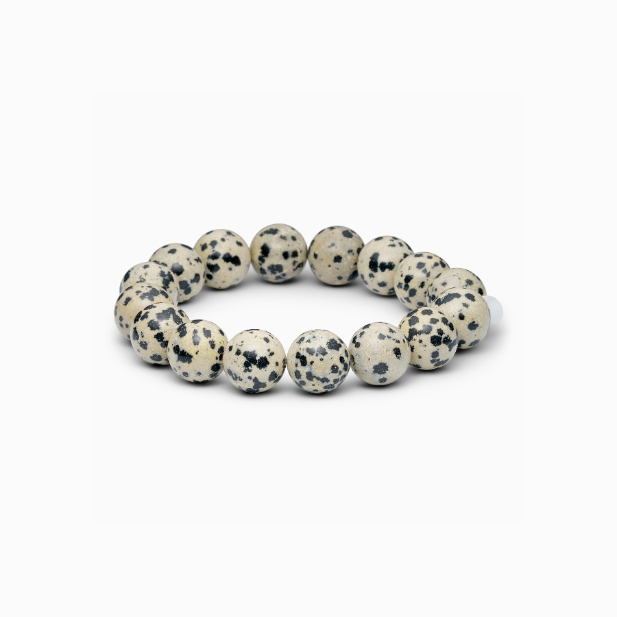 schwarz-weißes Edelsteinarmband mit 12mm Perlen aus Dalmatiner Jaspis von der dänischen Marke Soi