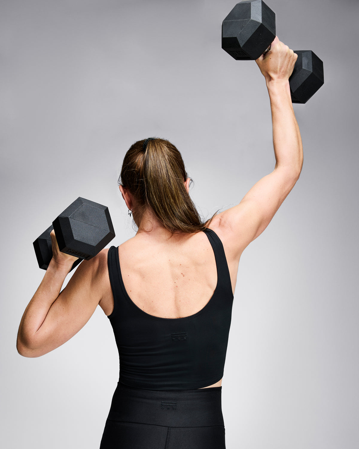 Nachhaltiges Damen Crop-Top in Schwarz – Beidseitig tragbares, figurbetontes Tanktop aus biologisch abbaubarem, pflanzenbasiertem TENCEL™ (Holzfaser) und elastischem Elasthan. Hautfreundlich, atmungsaktiv, giftstofffreiem, weich und umweltfreundlich – ideal für Fitness, Yoga und Alltag.