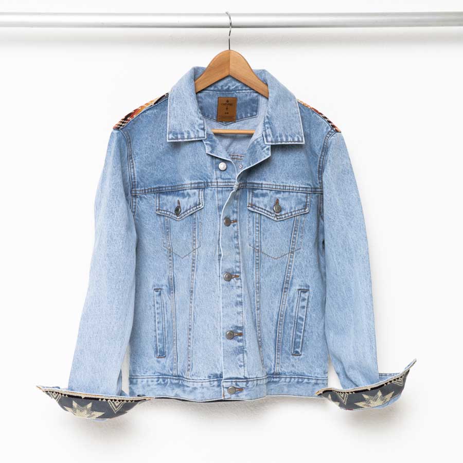 Zeitlose und hochwertige Jeansjacke- hellblau mit Ethno-Applikationen, Boho Jacke, Ethno Denim Jacke