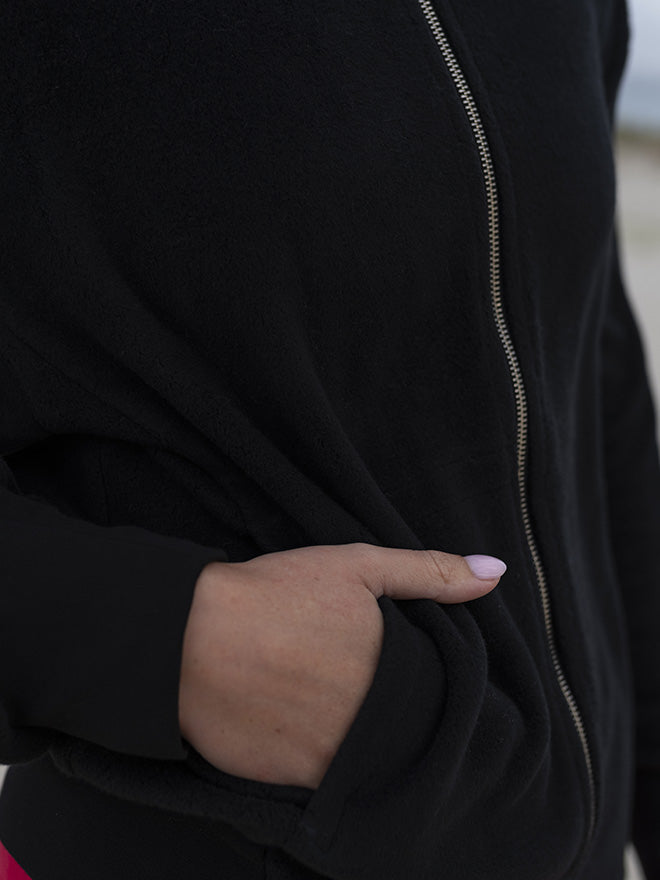 LIV Fleecejacke – soft & cozy aus Bio-Baumwolle in Schwarz