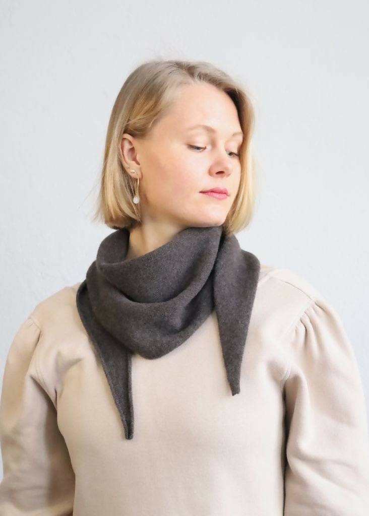 Dreieckstuch Brown Melange SIMPLE Merinowolle, Kaschmir - handgefertigt in Berlin | Freiberg FREIBERG Knitwear Design- simply love it.