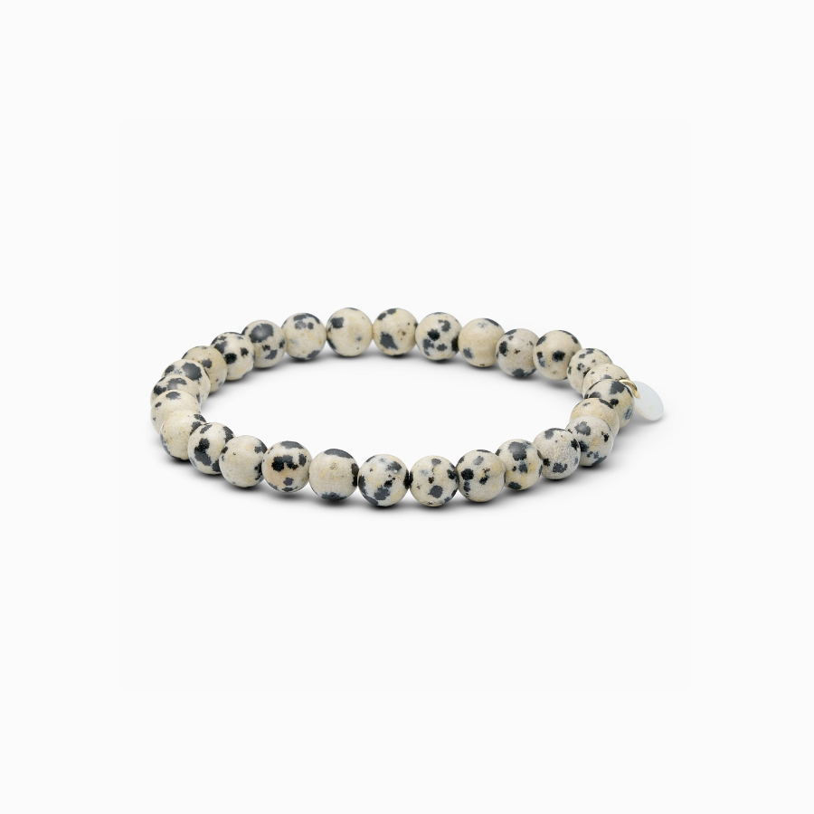 schwarz-weißes Edelsteinarmband mit 6mm Perlen aus Dalmatiner Jaspis von der dänischen Marke Soi