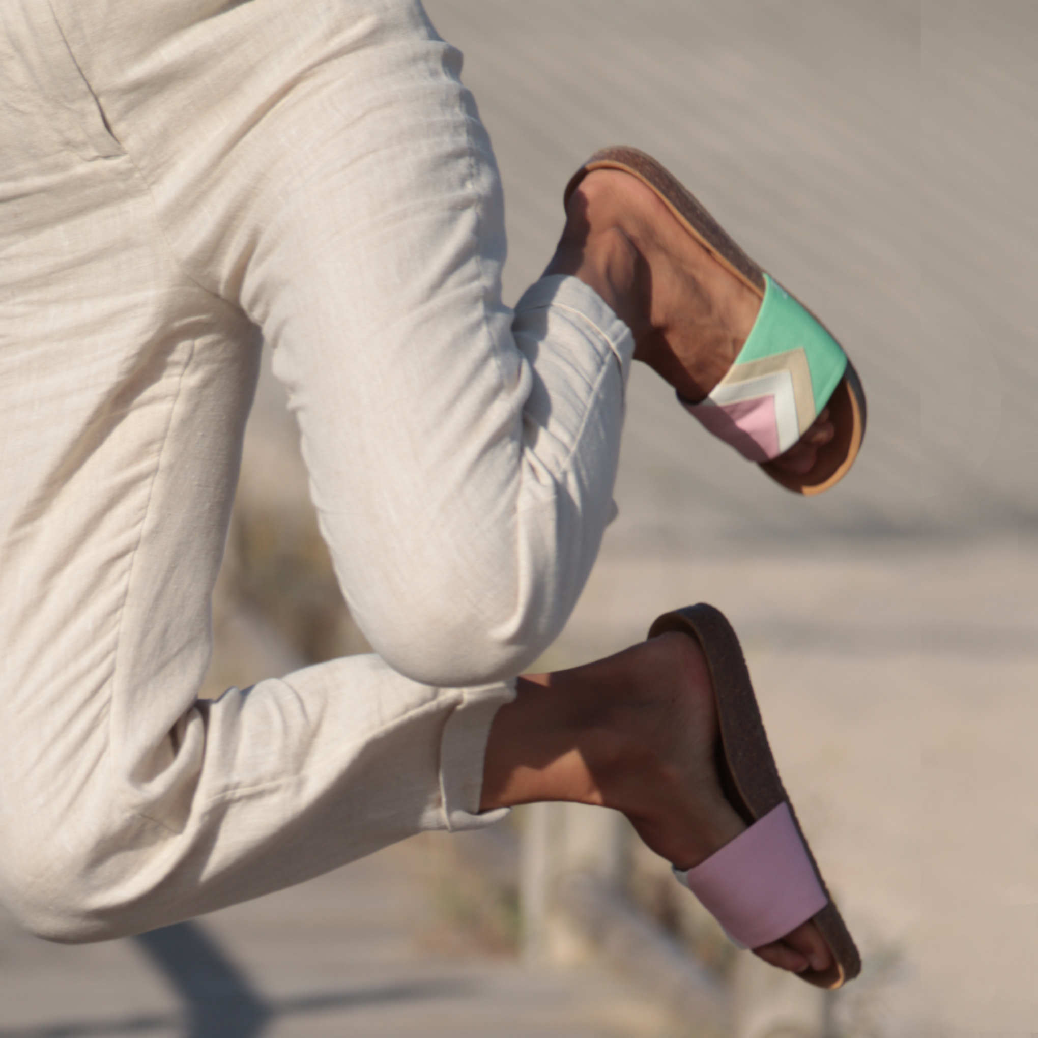 Rosa Sandalen; vegan mit Fußbett; Farben Erdbeerpink, Weiß, Nude, Mint; Marke Fünve; Modell Strawberry; Tragebild springend