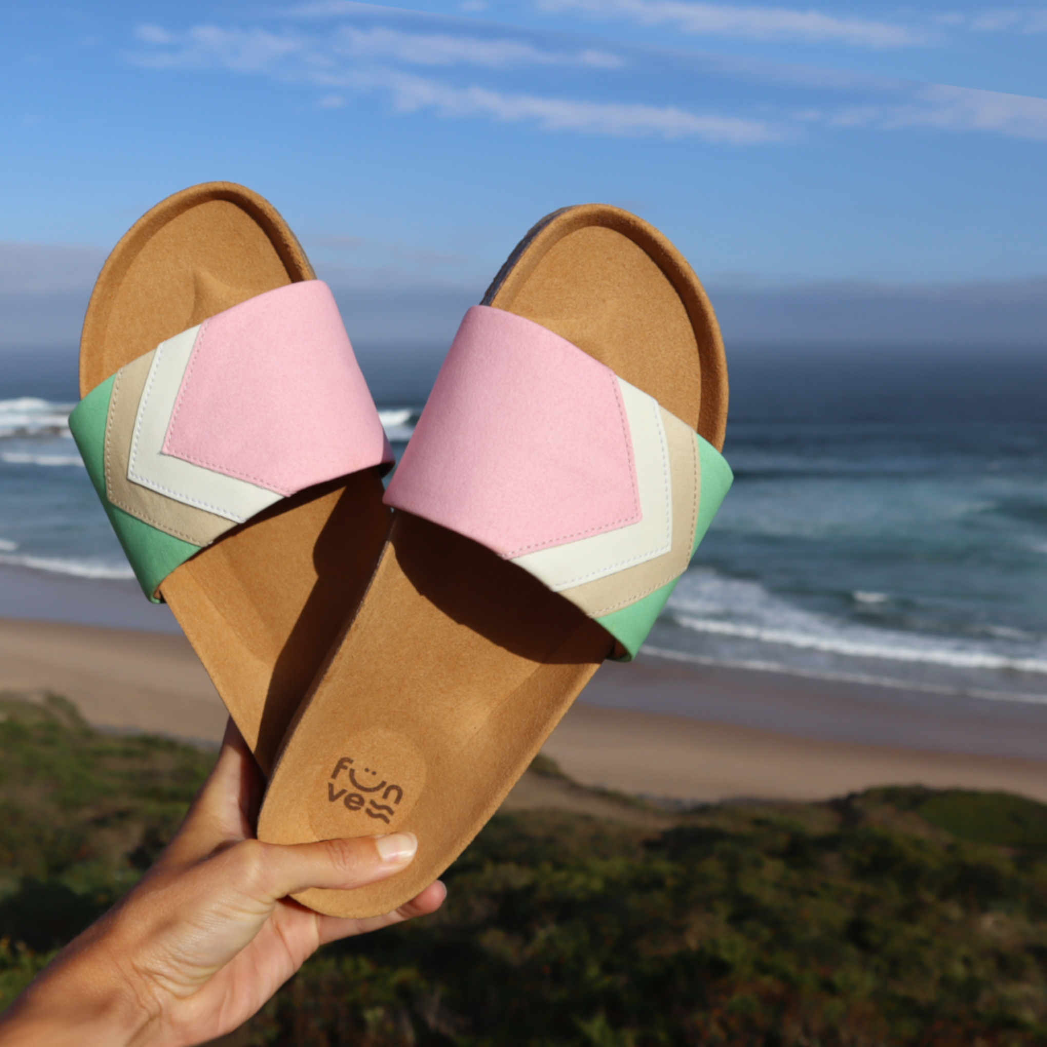 Rosa Sandalen; vegan mit Fußbett; Farben Erdbeerpink, Weiß, Nude, Mint; Marke Fünve; Modell Strawberry; in der Hand mit Oceanview