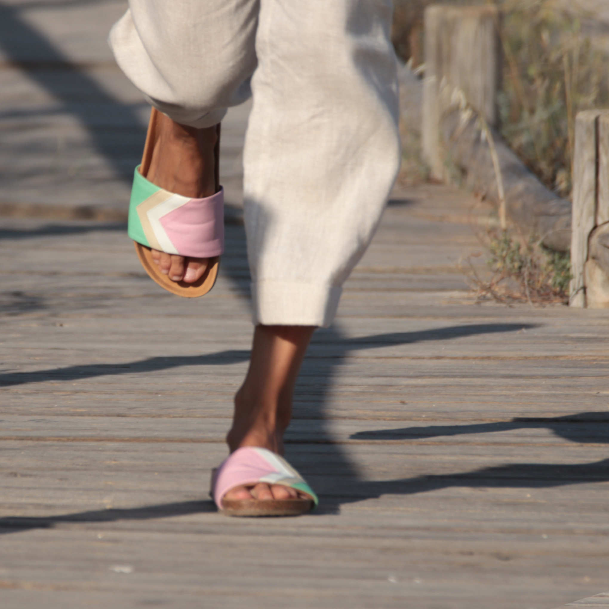 Rosa Sandalen; vegan mit Fußbett; Farben Erdbeerpink, Weiß, Nude, Mint; Marke Fünve; Modell Strawberry; Tragebild