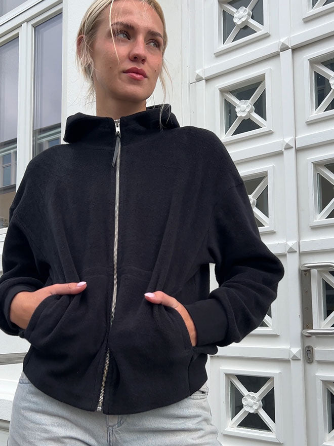 LIV Fleecejacke – soft & cozy aus Bio-Baumwolle in Schwarz