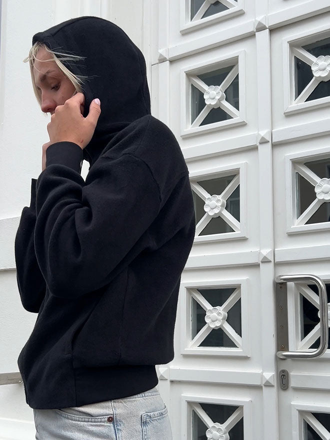 LIV Fleecejacke – soft & cozy aus Bio-Baumwolle in Schwarz