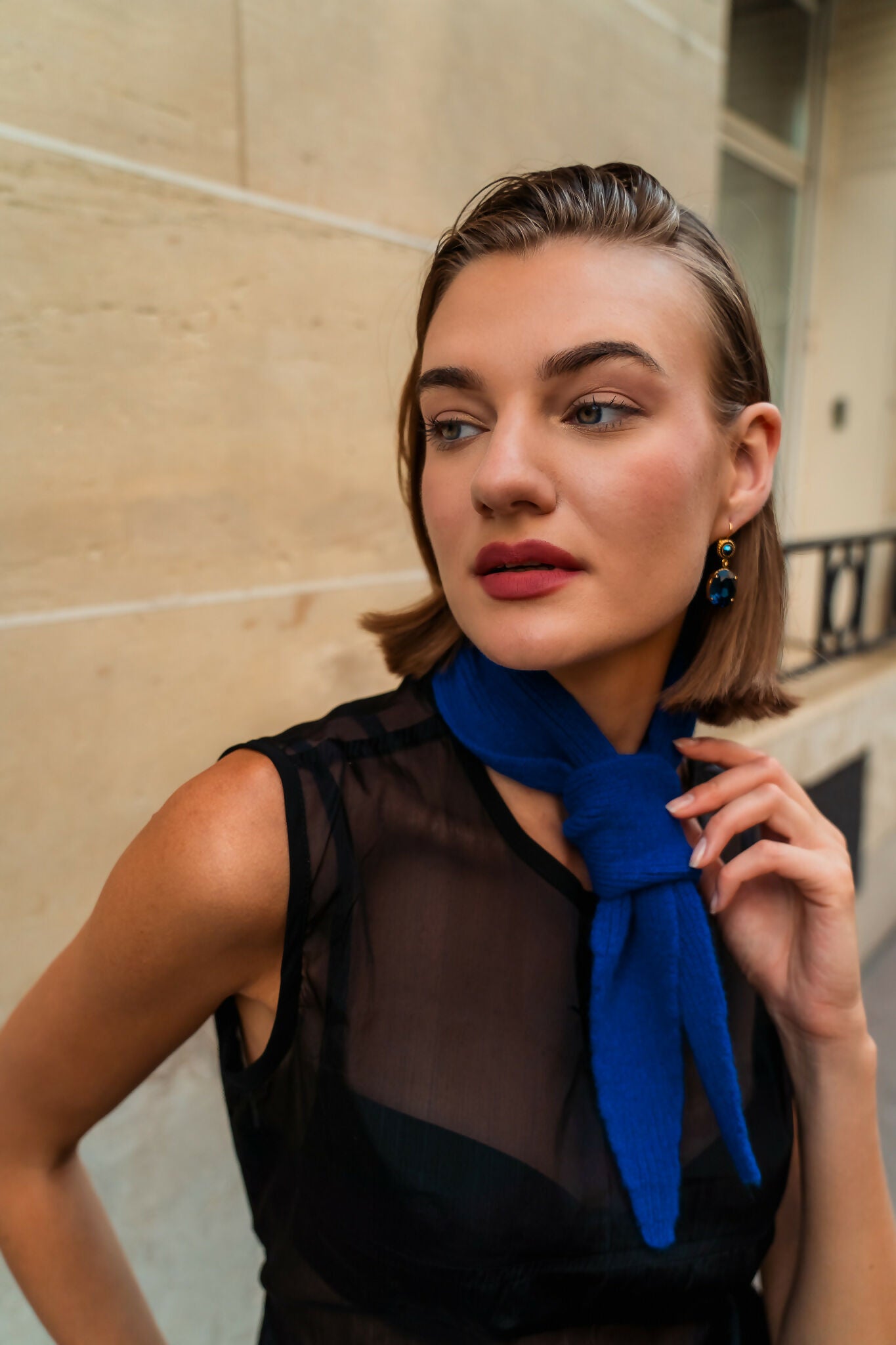 Damen Mini Schal in blau von Freiberg getragen von einer Frau in schwarzem Top