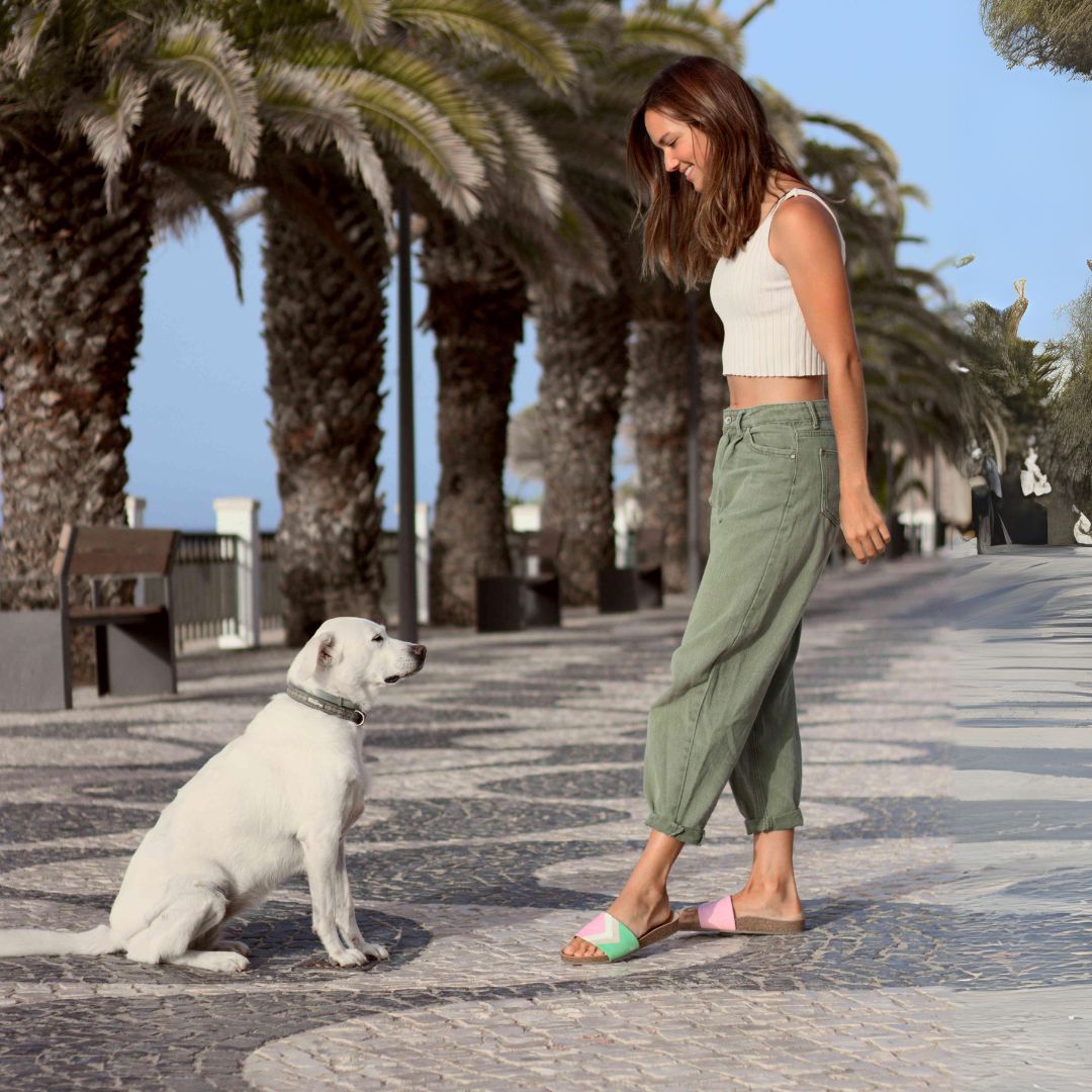 Rosa Pantoletten vegan fair mit Fußbett und Kork