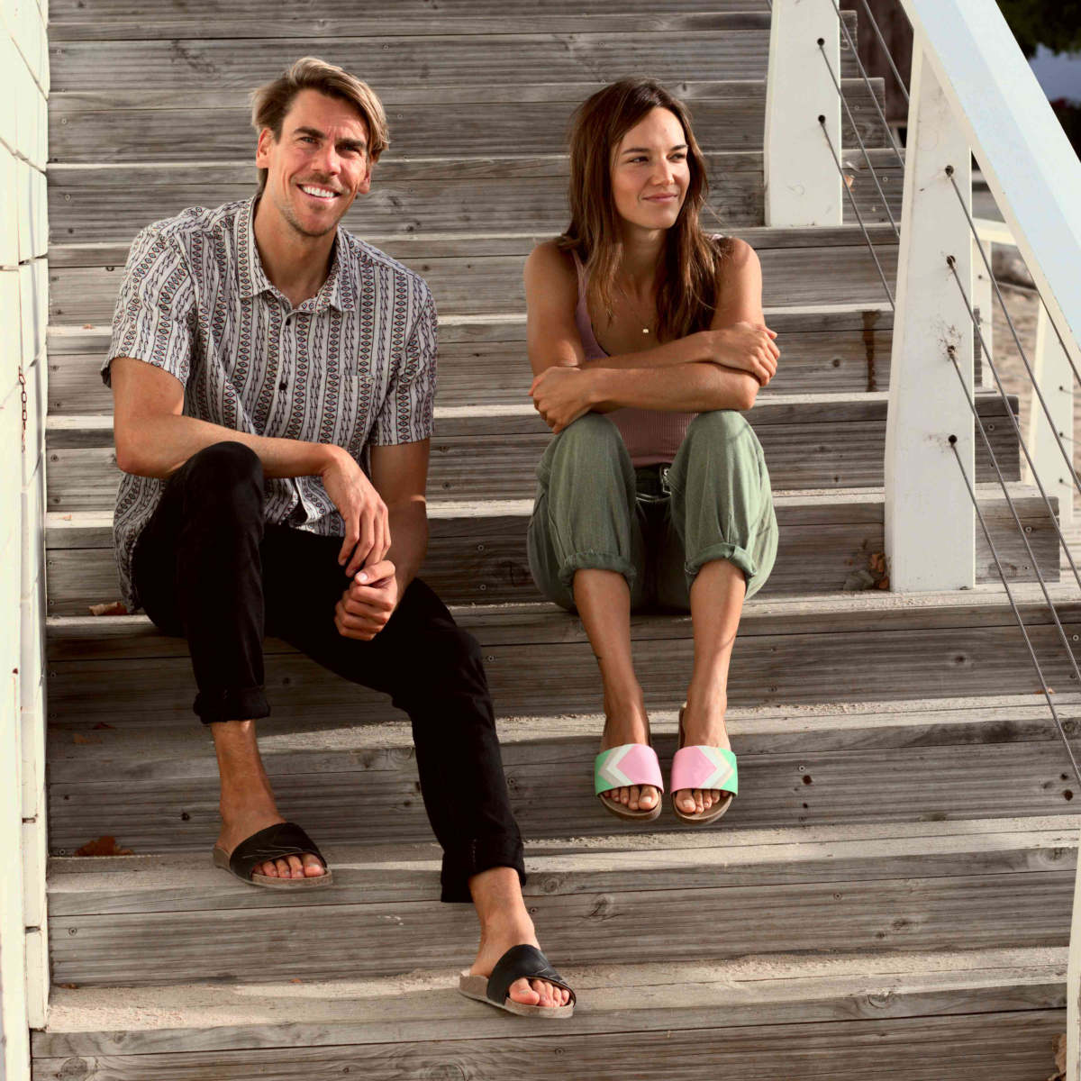 Strawbery Slides, vegane Rosa sandalen, Er und Sie auf Treppe