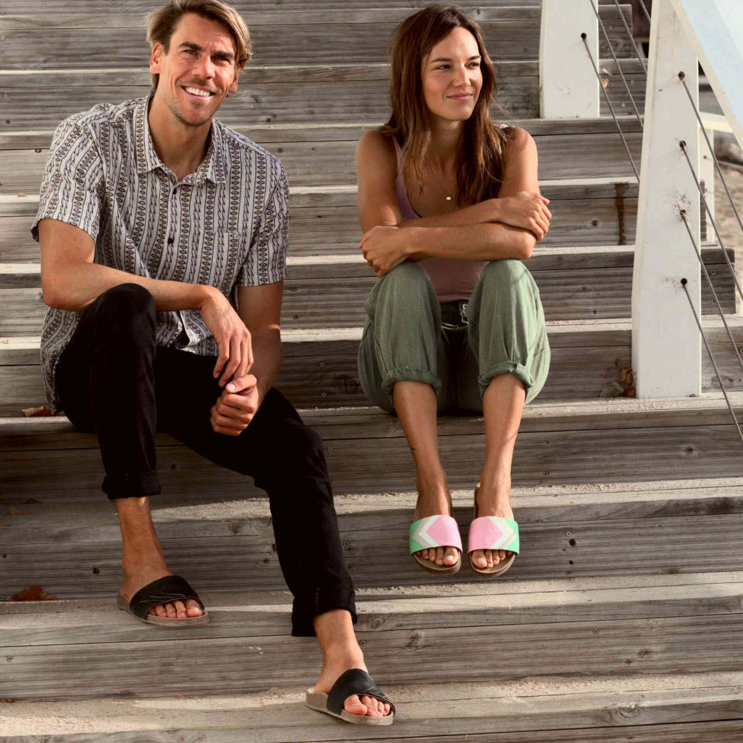 Strawbery Slides, vegane Rosa sandalen, Er und Sie auf Treppe