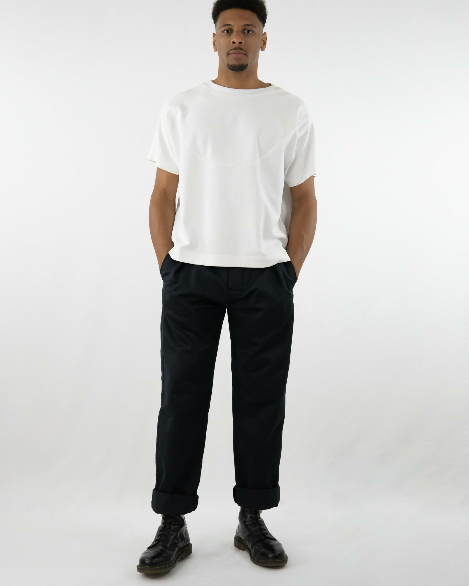 OF44_HK_Rib Circle Shirt White + Bundfaltenhose -