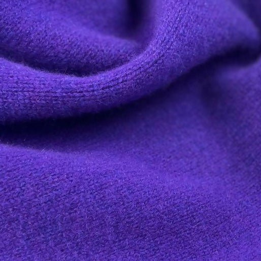Dreieckstuch Deep Violet SIMPLE Merinowolle, Kaschmir - handgefertigt in Berlin | Freiberg FREIBERG Knitwear Design- simply love it.