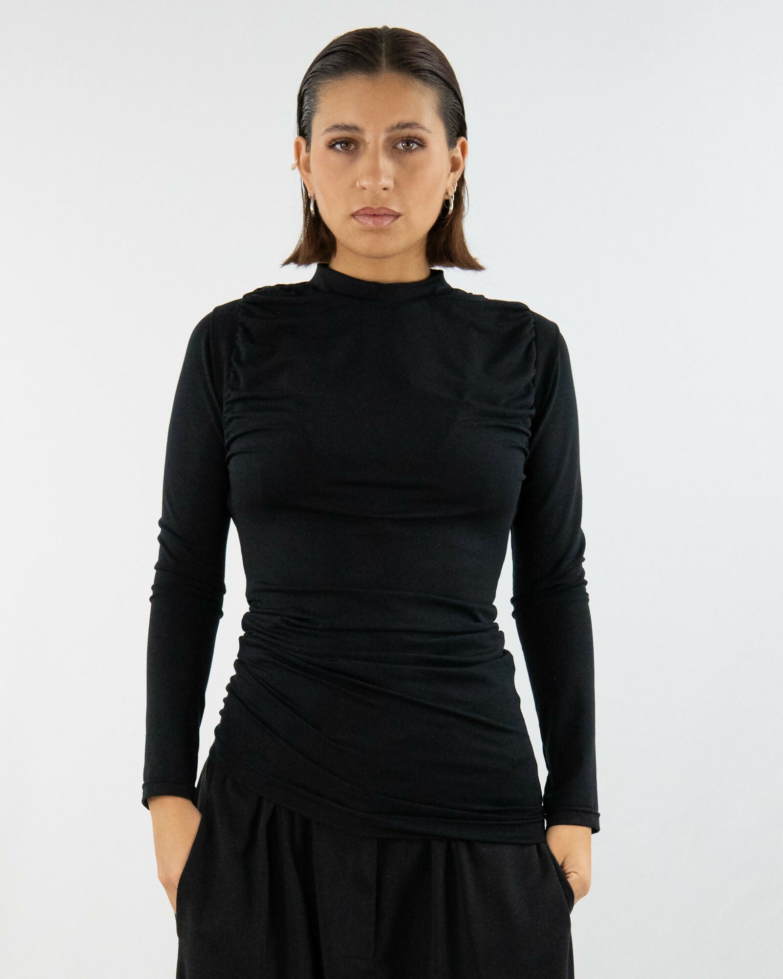 OF2_Shrugg Shirt Black + Hose AdoHAR-