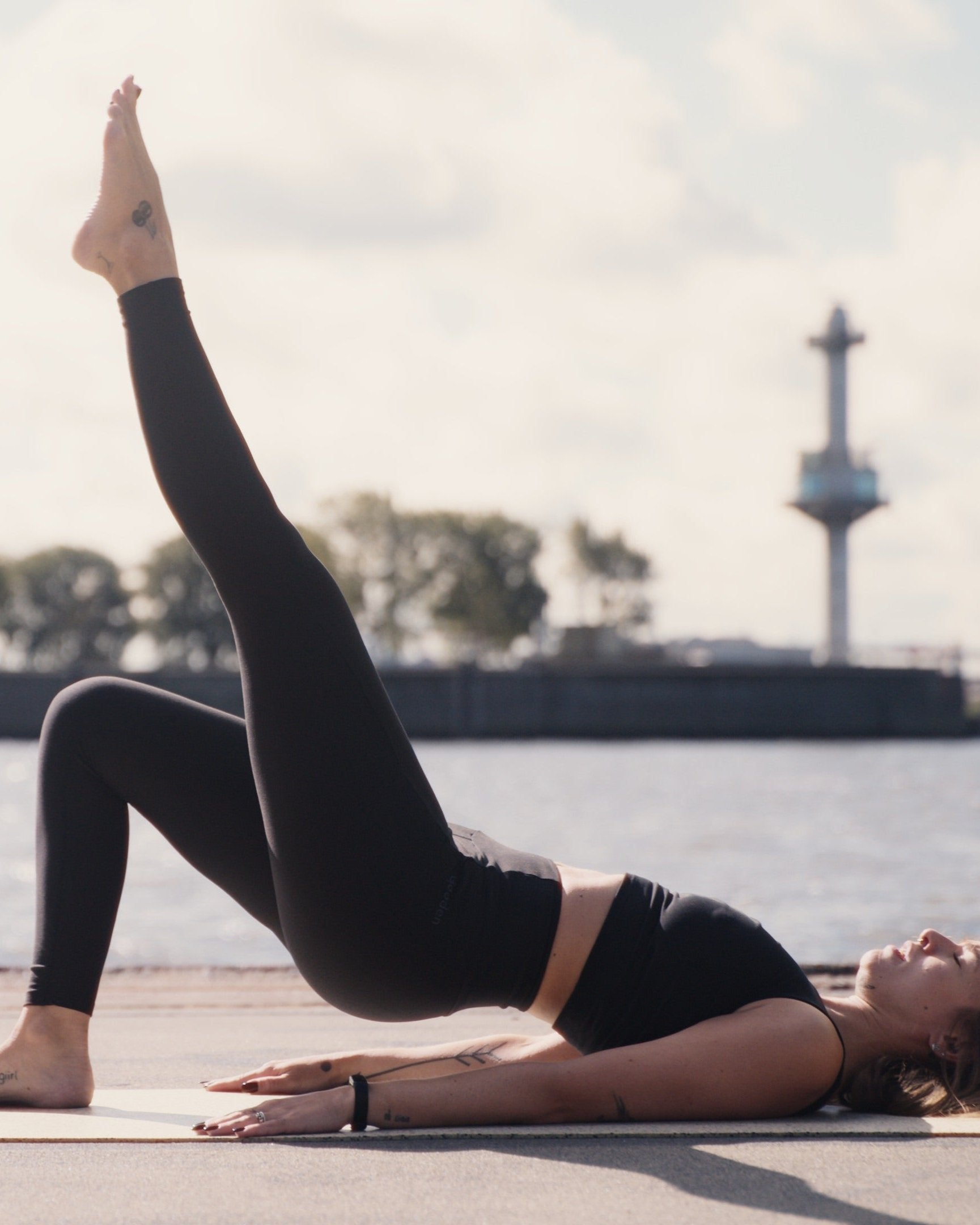 Nachhaltige Damen Performance-Leggings in Schwarz – Taillenhohe, figurbetonte Sportleggings mit leichter Kompression für optimale Performance. Hergestellt aus biologisch abbaubarem, pflanzenbasiertem TENCEL™ (Holzfaser) und elastischem Elasthan. Hautfreundlich, atmungsaktiv, giftstofffrei, weich und umweltfreundlich. Perfekt für Fitness, Yoga und Alltag.