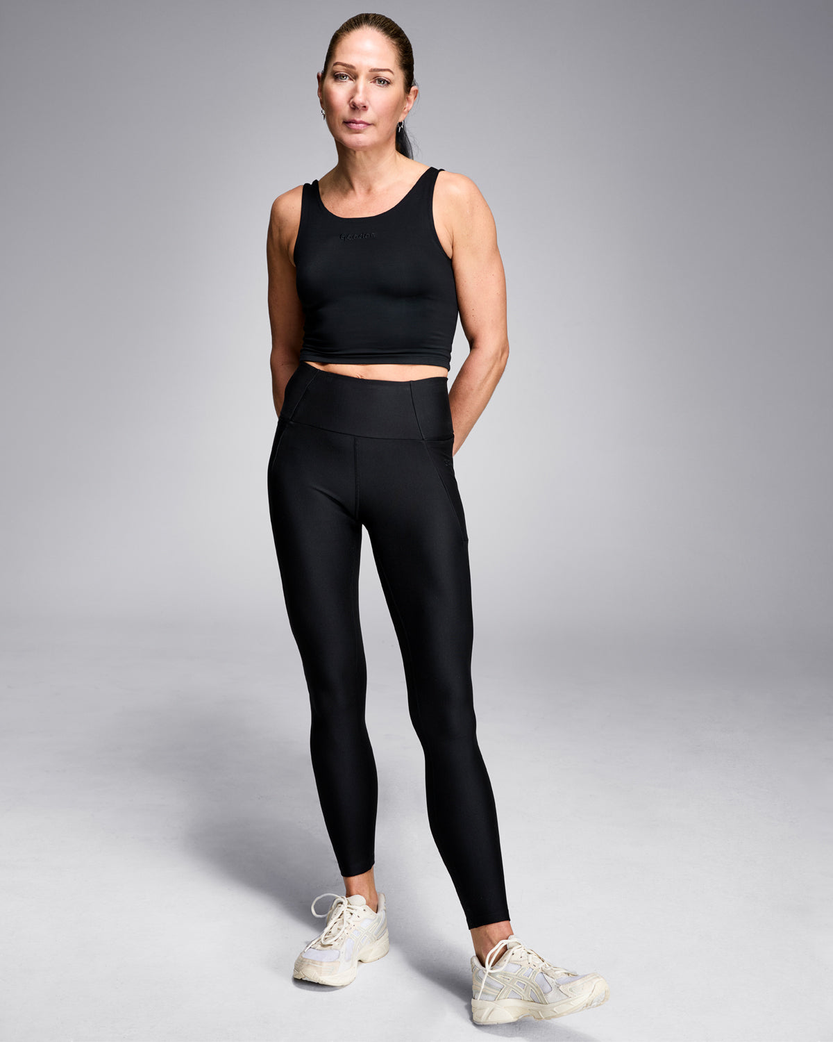 Nachhaltige Damen Performance-Leggings in Schwarz – Taillenhohe, figurbetonte Sportleggings mit leichter Kompression für optimale Performance. Hergestellt aus biologisch abbaubarem, pflanzenbasiertem TENCEL™ (Holzfaser) und elastischem Elasthan. Hautfreundlich, atmungsaktiv, giftstofffrei, weich und umweltfreundlich. Perfekt für Fitness, Yoga und Alltag.