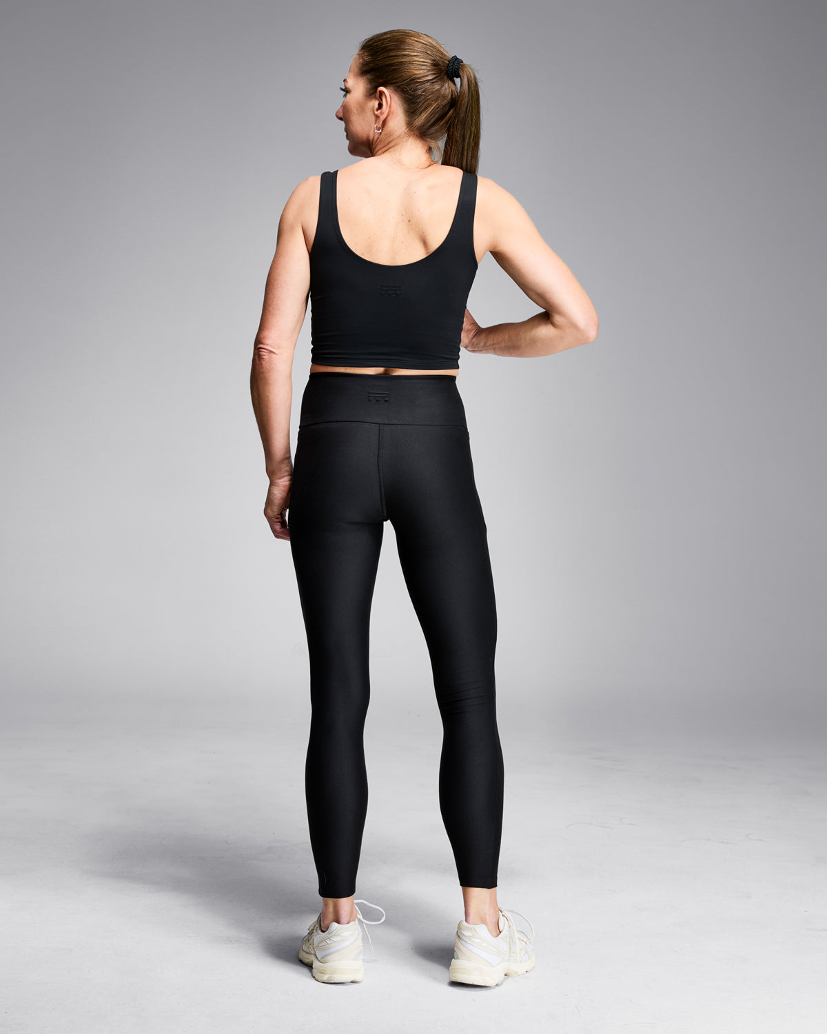 Nachhaltige Damen Performance-Leggings in Schwarz – Taillenhohe, figurbetonte Sportleggings mit leichter Kompression für optimale Performance. Hergestellt aus biologisch abbaubarem, pflanzenbasiertem TENCEL™ (Holzfaser) und elastischem Elasthan. Hautfreundlich, atmungsaktiv, giftstofffrei, weich und umweltfreundlich. Perfekt für Fitness, Yoga und Alltag.