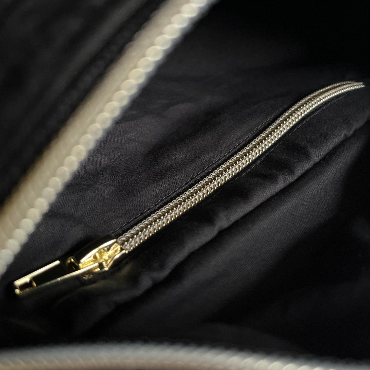 Bauchtasche aus Cord in schwarz gold simply love it Detail Innentasche