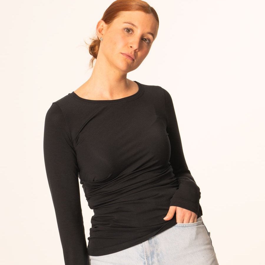SINJA Shirt – feminin und mit Drapierung in Schwarz