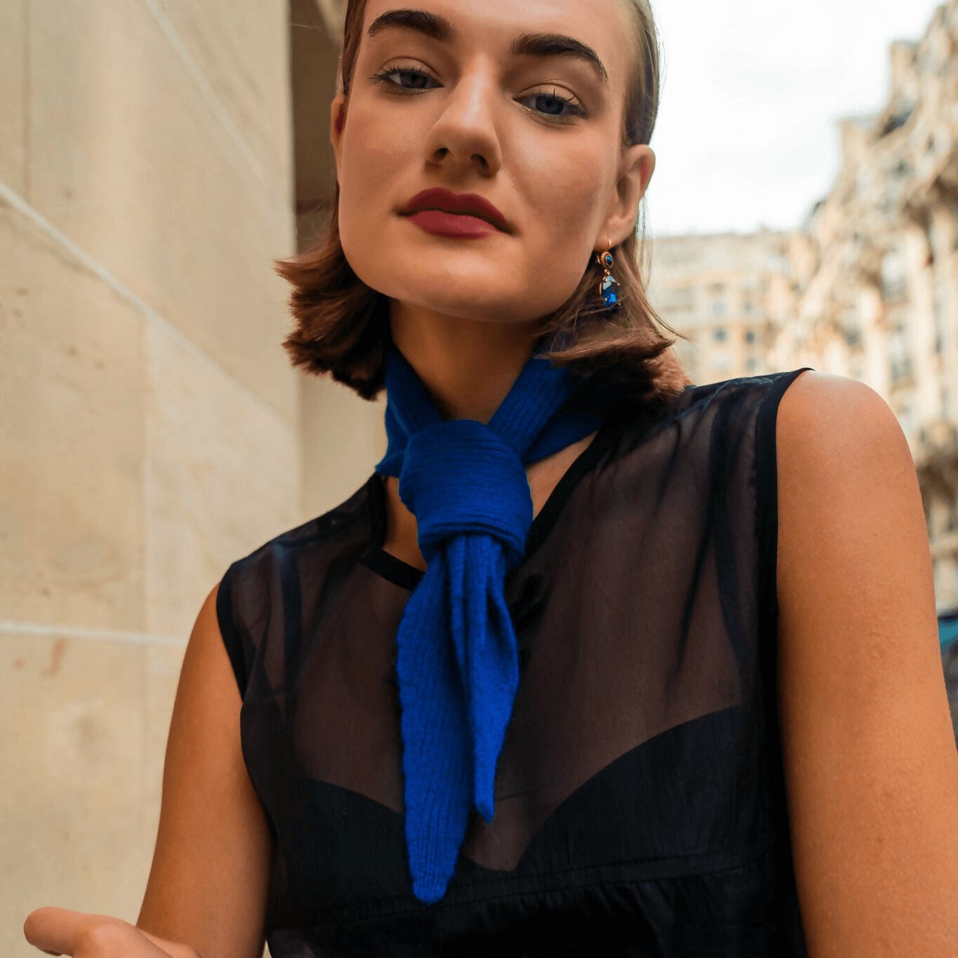 Damen Mini Schal in blau von Freiberg getragen von einer Frau in schwarzem Top