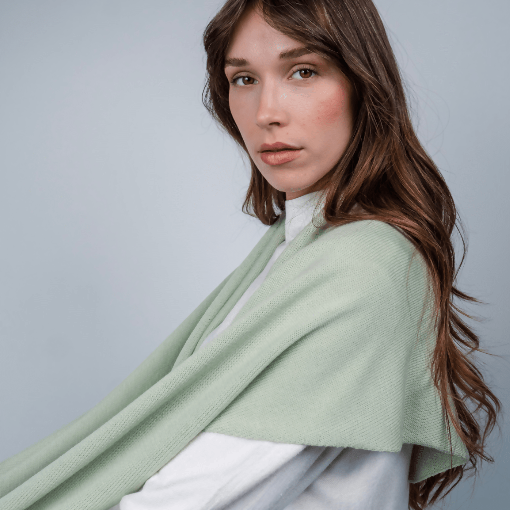 Dreieckstuch TRIANGLE LARGE Pale Green - handgefertigt in Berlin | Freiberg FREIBERG Knitwear Design- simply love it.