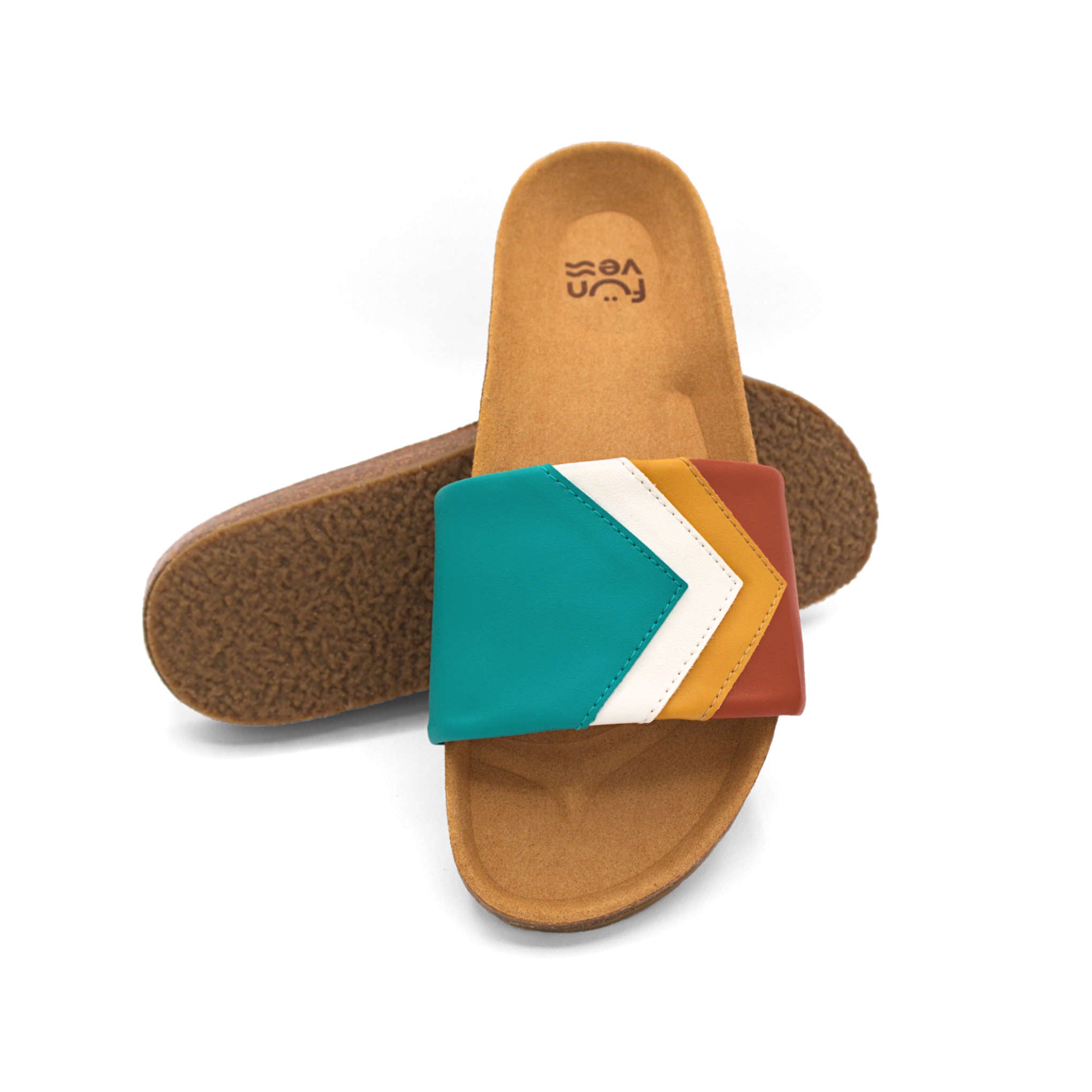 Mit PETA Vegan Award 2023 ausgezeichnete türkis-braune Sandalen; vegan mit Fußbett; Farben Ocean, Weiß, Senf, Terracotta; Marke Fünve; Modell Sunset; gestapelt