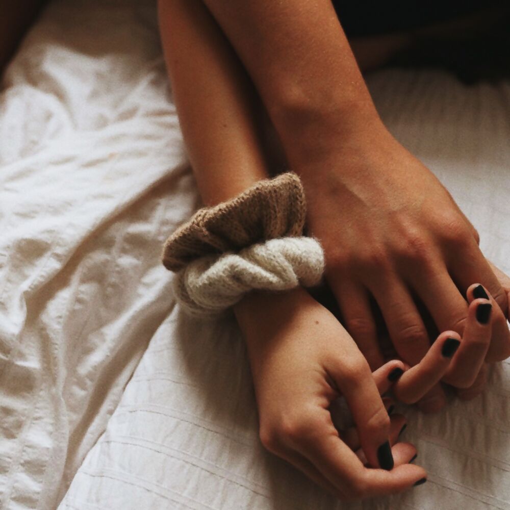 Scrunchie aus Wolle mulesingfrei von der Marke Verdonna getragen am Handgelenk