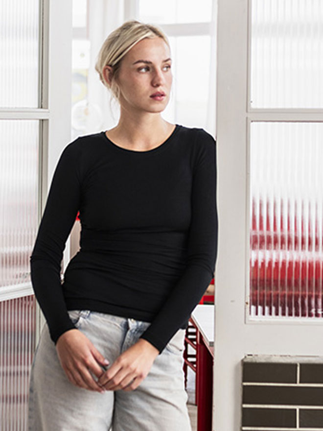 SINJA Shirt – feminin und mit Drapierung in Schwarz