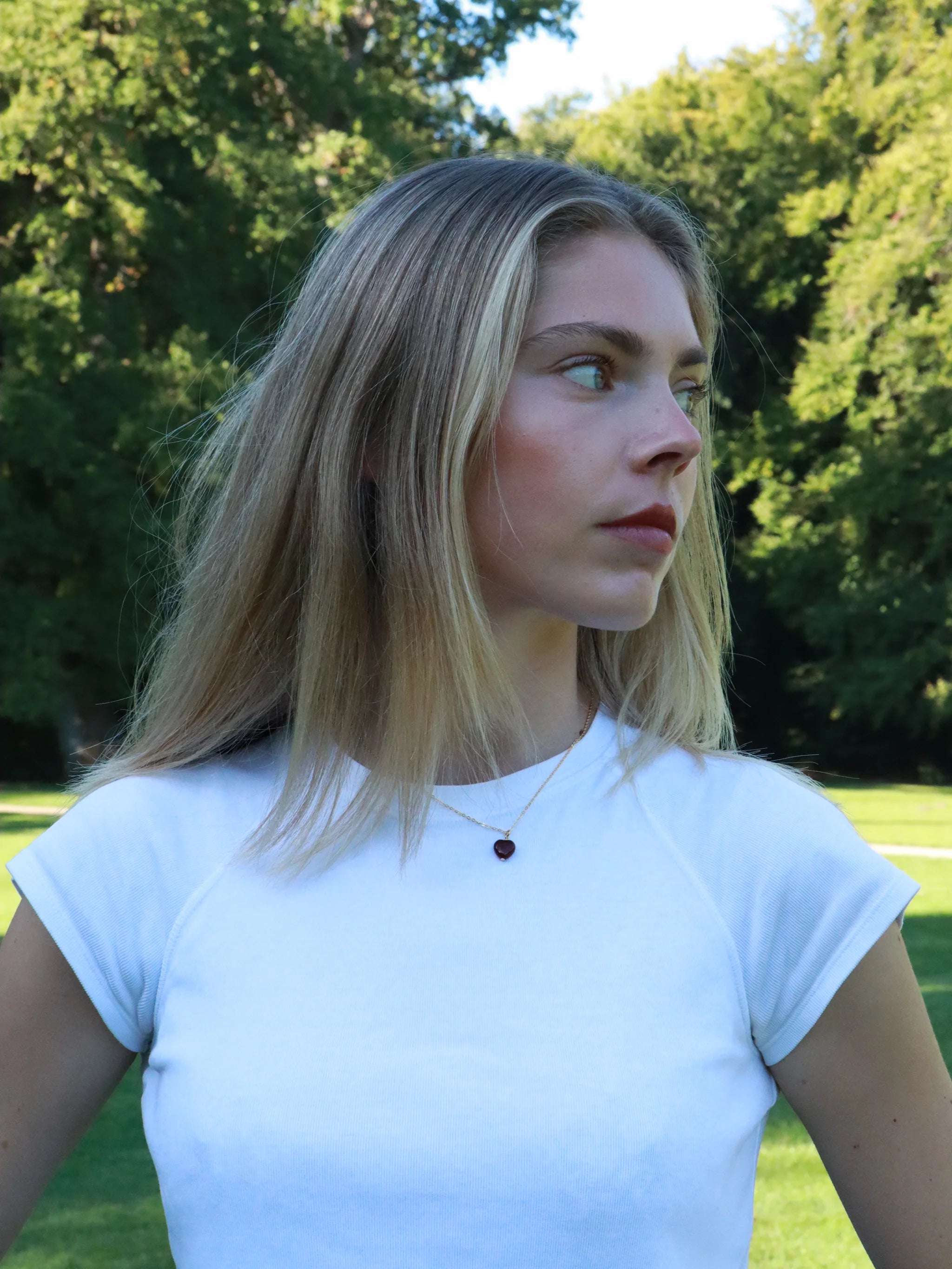 Frau trägt Kette silber vergoldet mit Herz aus roter Jade