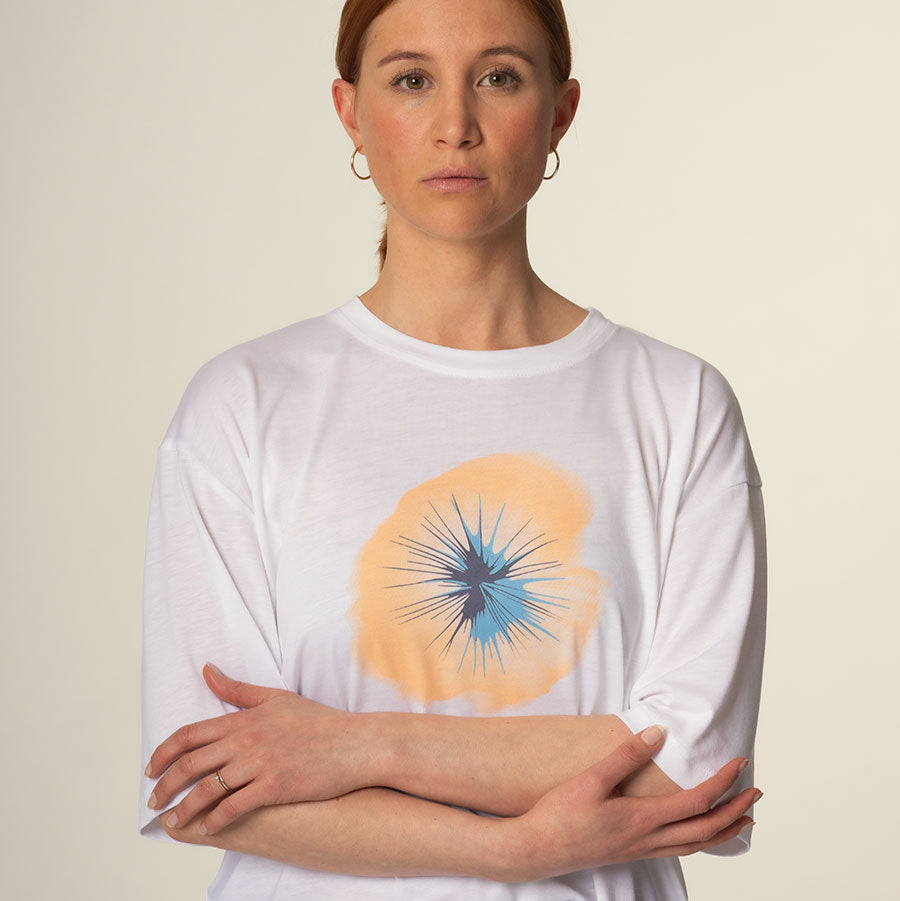 EHMI T-Shirt – Loose Fit in Weiß mit Blume