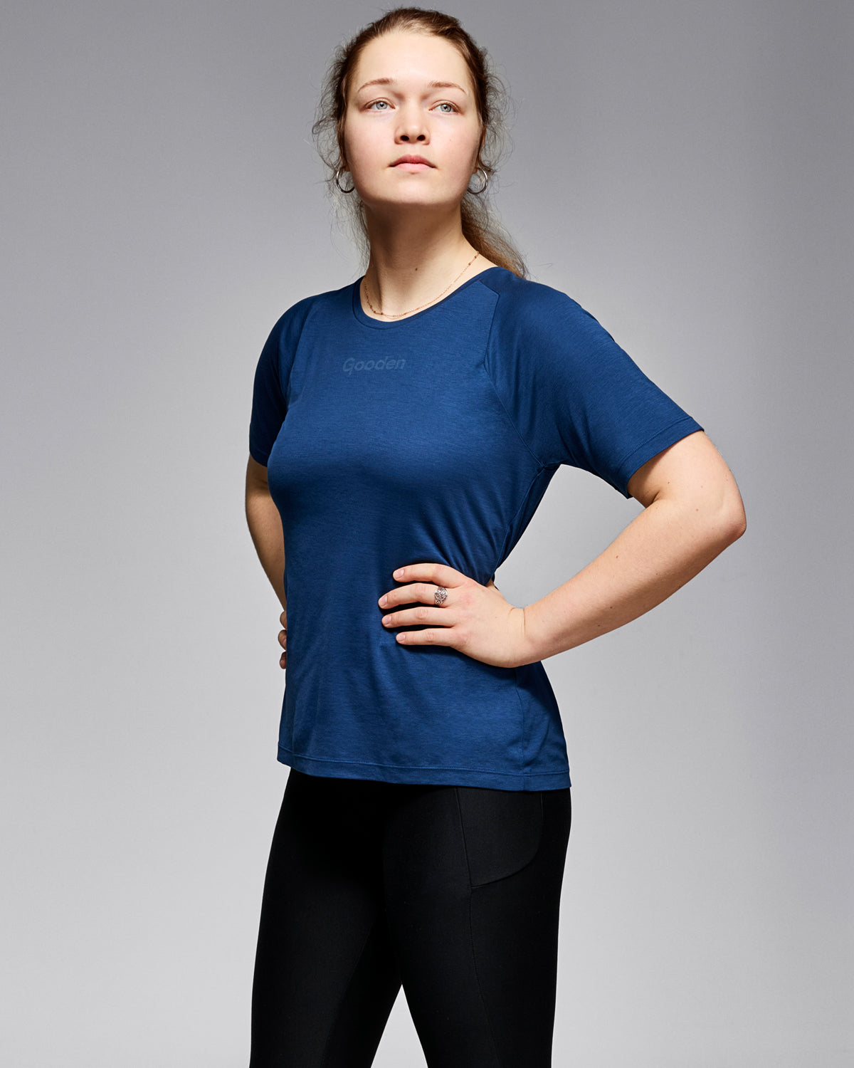 Nachhaltiges Damen T-shirt in blau aus Algen und Holzfasern – locker geschnittenes, supersoftes Top aus 100 % biologisch abbaubaren, natürlichen Materialien. Hautfreundlich, pflegend und atmungsaktiv. Bakterienhemmend und geruchsneutral – ideal für Fitness, Yoga und Alltag. Umweltfreundliche & innovative Activewear!
