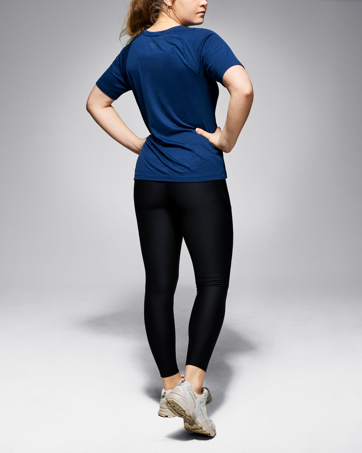 Nachhaltiges Damen T-shirt in blau aus Algen und Holzfasern – locker geschnittenes, supersoftes Top aus 100 % biologisch abbaubaren, natürlichen Materialien. Hautfreundlich, pflegend und atmungsaktiv. Bakterienhemmend und geruchsneutral – ideal für Fitness, Yoga und Alltag. Umweltfreundliche & innovative Activewear!
