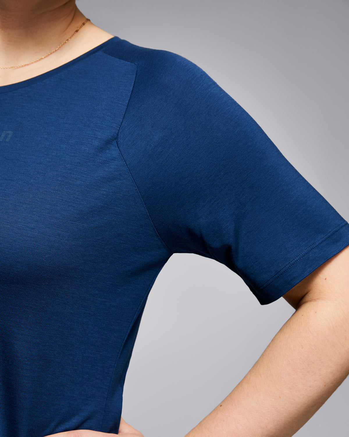 Nachhaltiges Damen T-shirt in blau aus Algen und Holzfasern – locker geschnittenes, supersoftes Top aus 100 % biologisch abbaubaren, natürlichen Materialien. Hautfreundlich, pflegend und atmungsaktiv. Bakterienhemmend und geruchsneutral – ideal für Fitness, Yoga und Alltag. Umweltfreundliche & innovative Activewear!