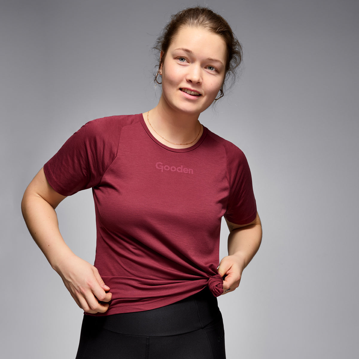 Nachhaltiges Damen T-shirt in rot aus Algen und Holzfasern – locker geschnittenes, supersoftes Top aus 100 % biologisch abbaubaren, natürlichen Materialien. Hautfreundlich, pflegend und atmungsaktiv. Bakterienhemmend und geruchsneutral – ideal für Fitness, Yoga und Alltag. Umweltfreundliche & innovative Activewear!