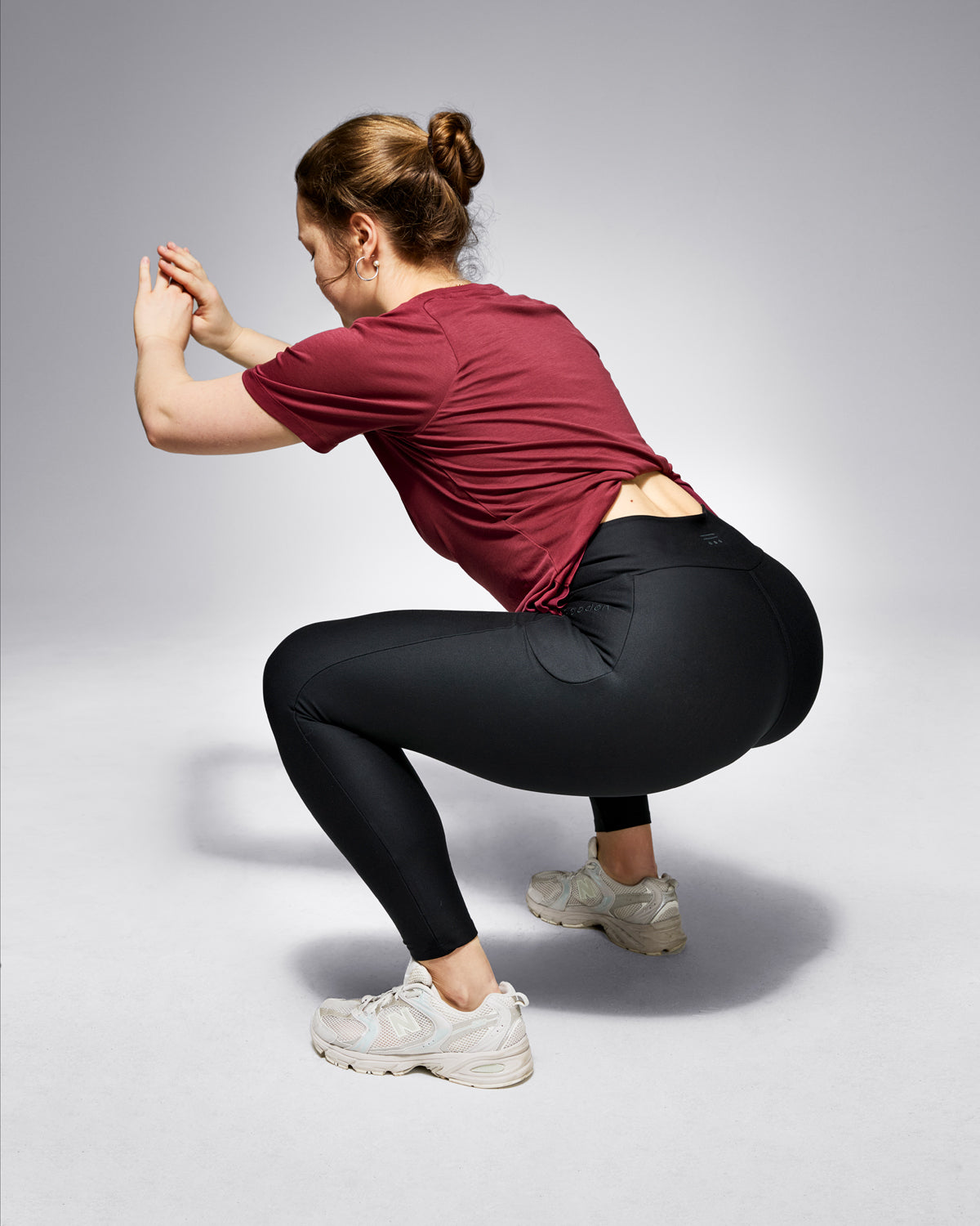 Nachhaltiges Damen T-shirt in rot aus Algen und Holzfasern – locker geschnittenes, supersoftes Top aus 100 % biologisch abbaubaren, natürlichen Materialien. Hautfreundlich, pflegend und atmungsaktiv. Bakterienhemmend und geruchsneutral – ideal für Fitness, Yoga und Alltag. Umweltfreundliche & innovative Activewear!