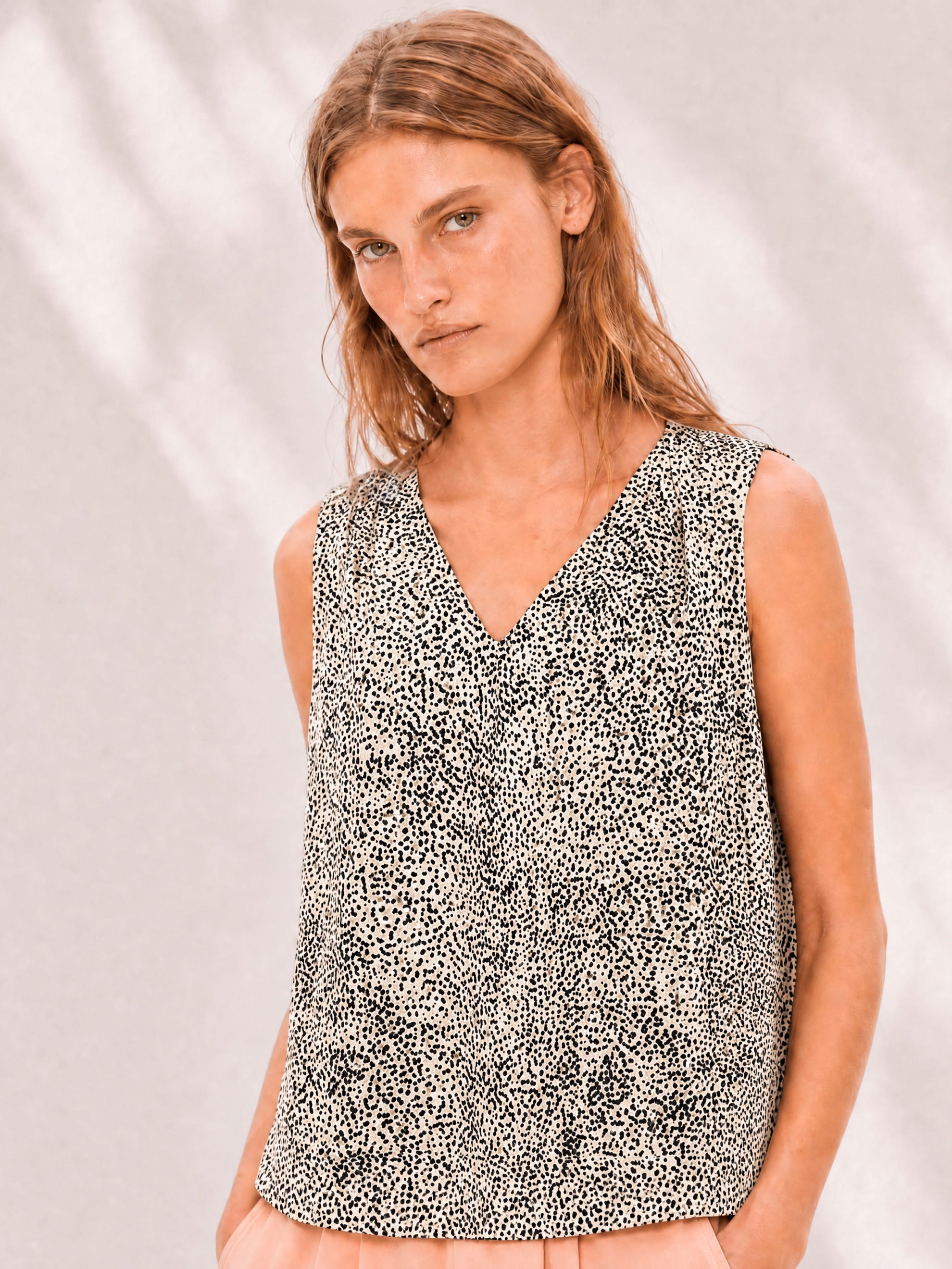 Gepunktetes Top LENI mit Seide in schwarz-weiß sweersocean- simply love it.