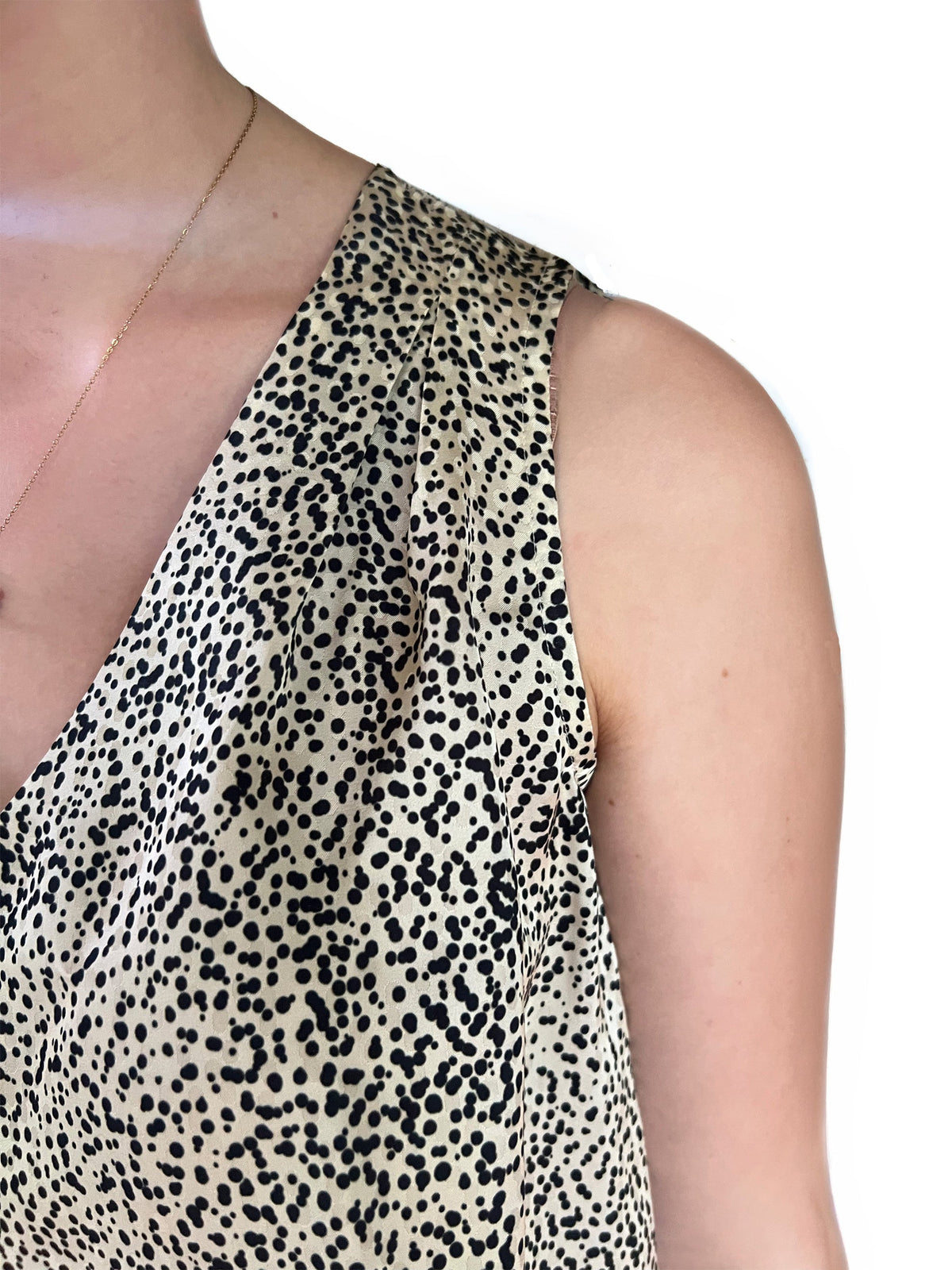 Gepunktetes Top LENI mit Seide in schwarz-weiß | Sweersocean