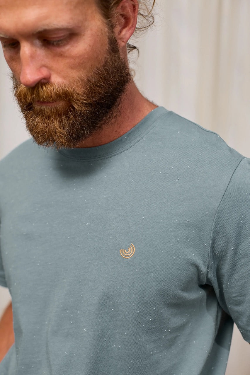 Herren T-Shirt Qalito in old blue von Twothirds Nahaufnahme